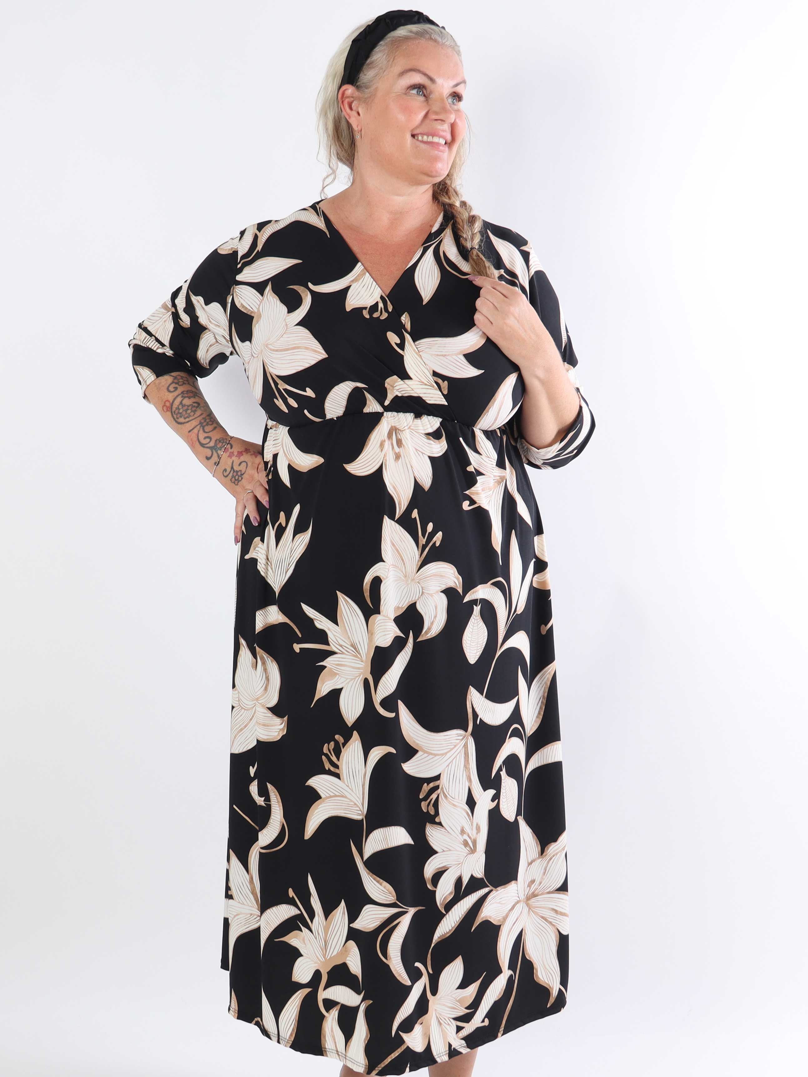 Nelly Flower - Elastisk plus size kjole med liljer på